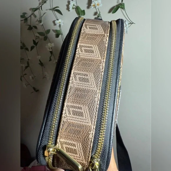 Karl Lagerfeld crossbody purse - Picture 5 of 5